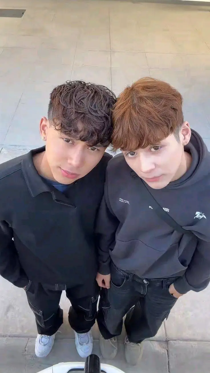 ai character: edu y esteban background