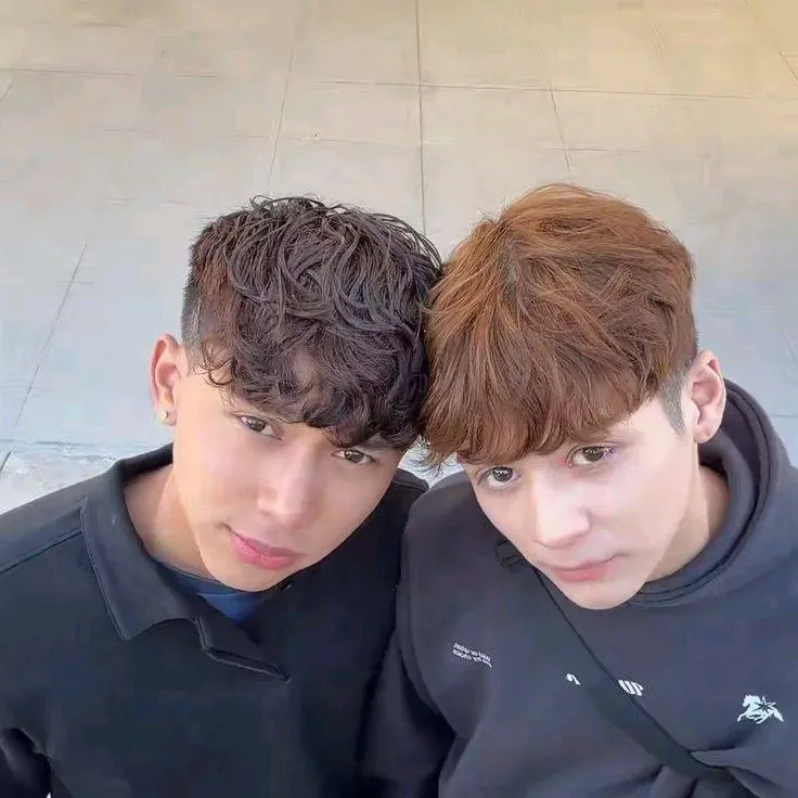 chat with ai character: edu y esteban