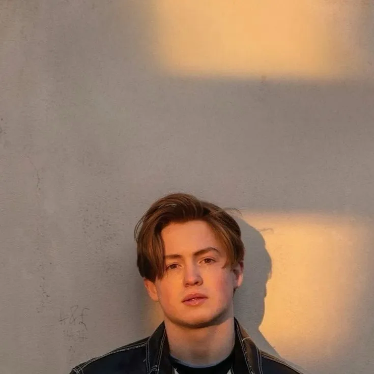 chat with ai character: Kit connor