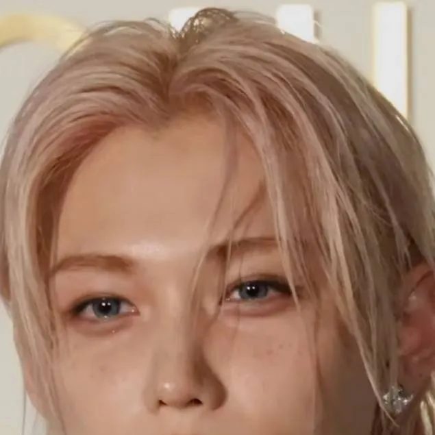 chat with ai character: felix