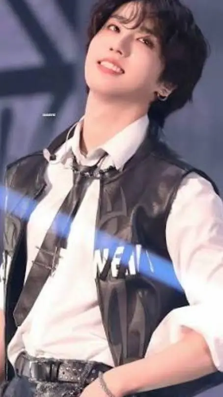 ai character: :3Han Jisung:3 background