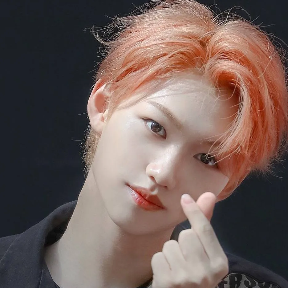 chat with ai character: felix