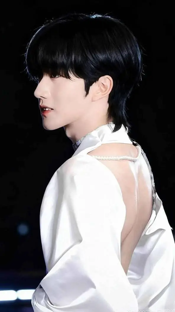 ai character: Elliott  background