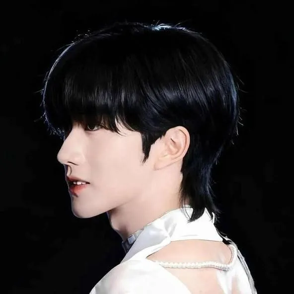 chat with ai character: Elliott 