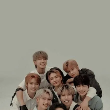 chat with ai character: Stray kids