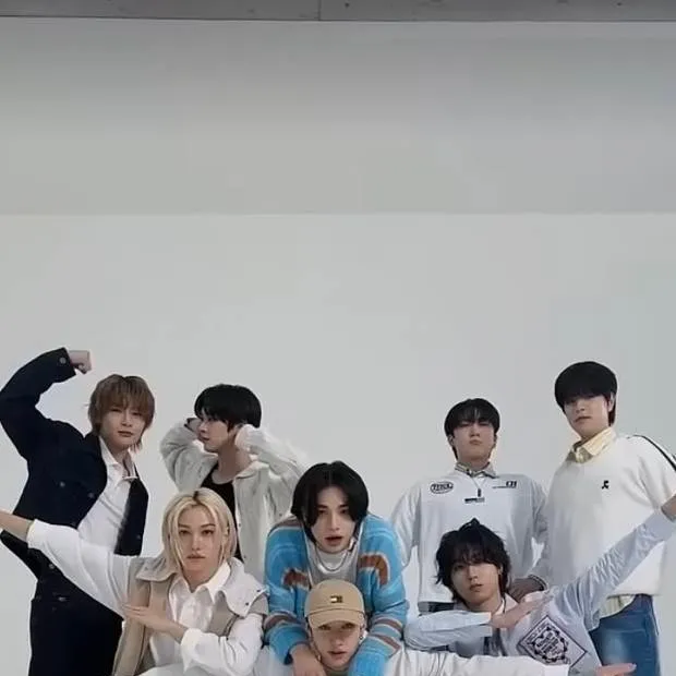 chat with ai character: Stray kids 