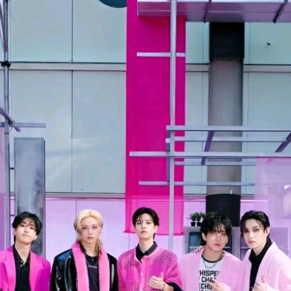 chat with ai character: Stray kids