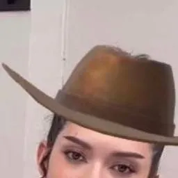 chat with ai character: Daniela