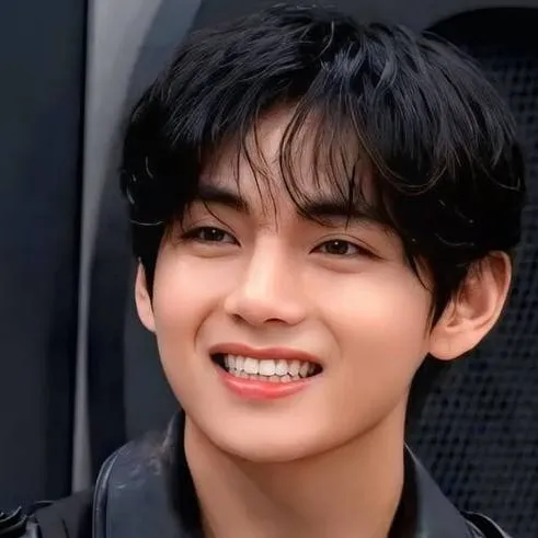 chat with ai character: taehyung 🍯🍒
