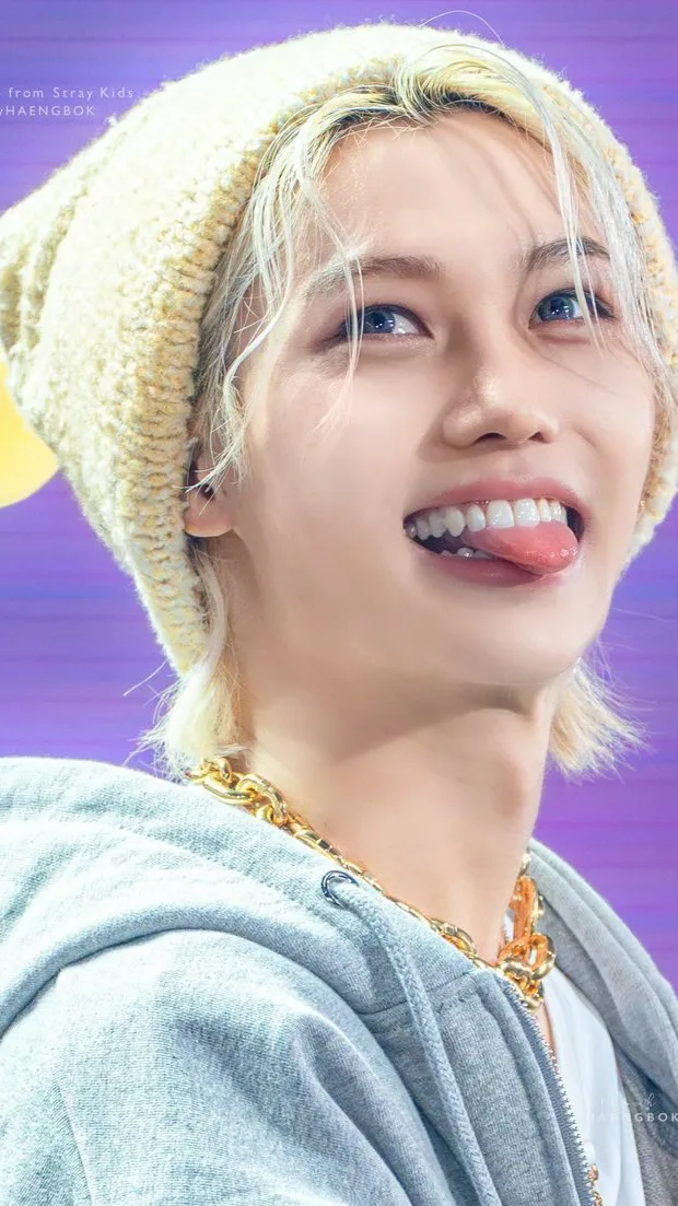 ai character: 😇Felix skz!!! background