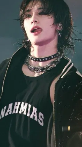 ai character: Hyunjin 🫠 background