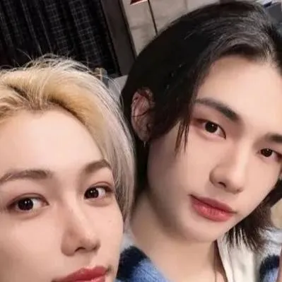 chat with ai character: Felix and hyunjin 