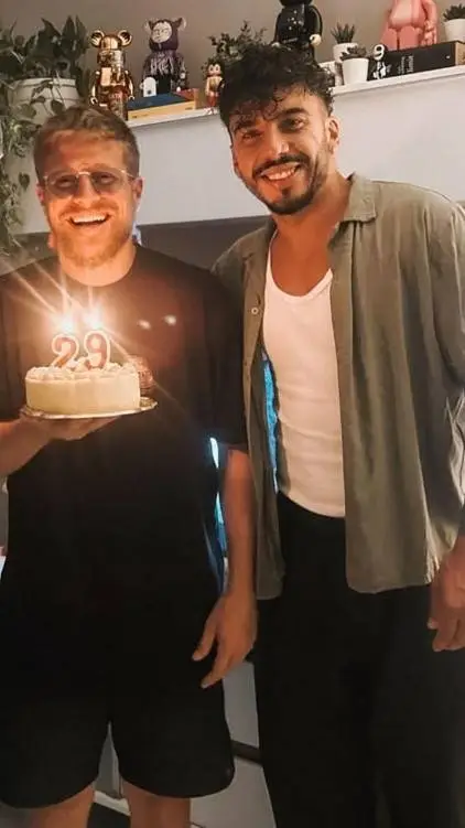 ai character: Richy e Dadda background