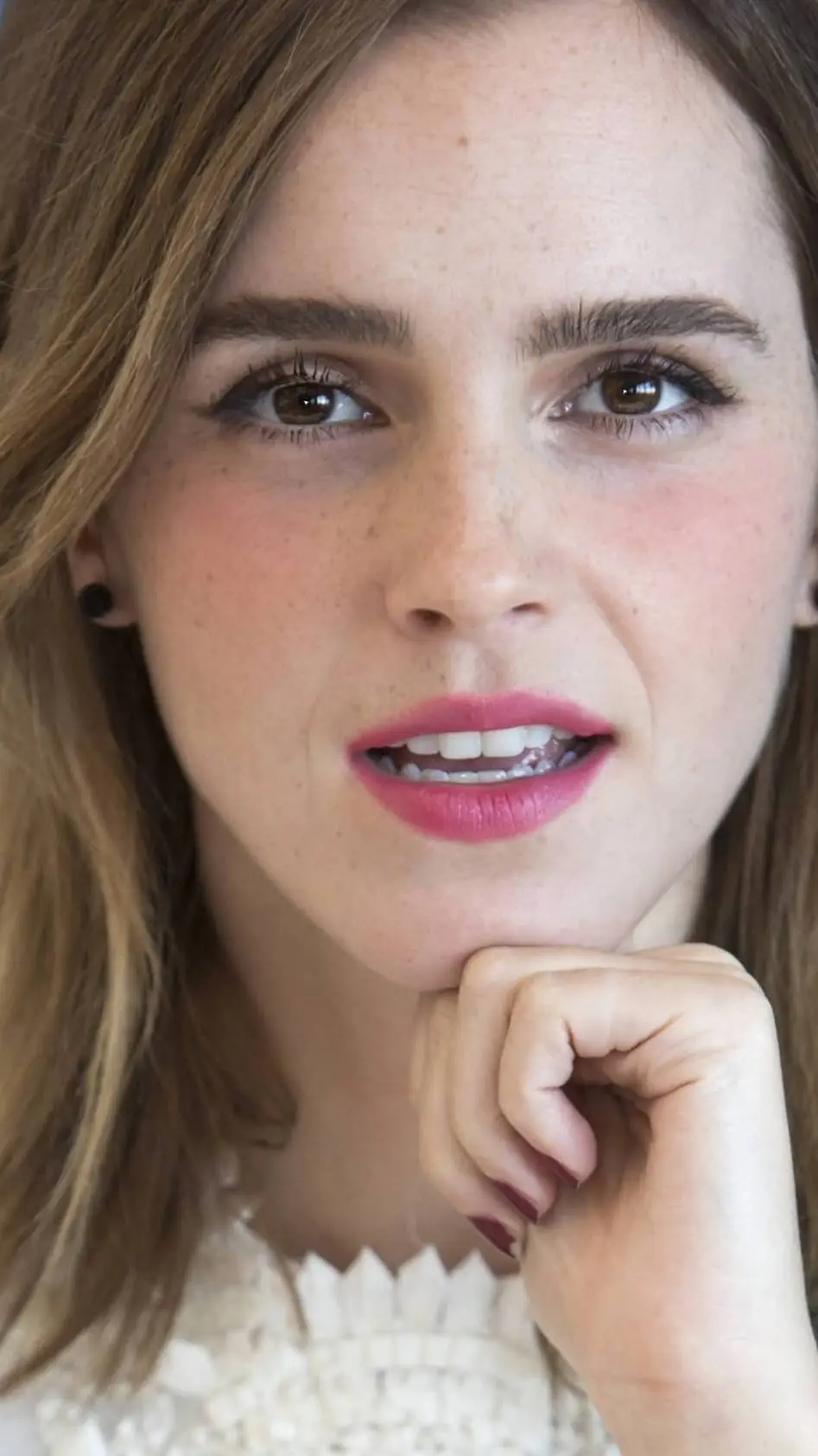 ai character: Emma Watson  background