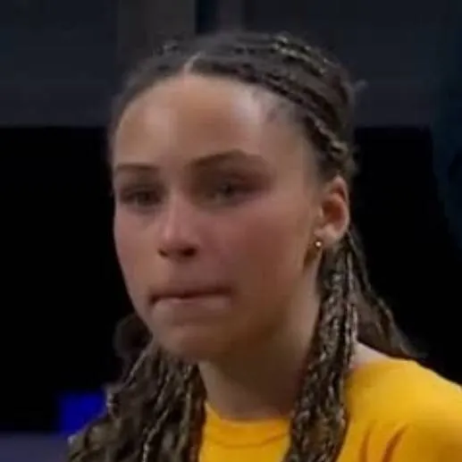 chat with ai character: Riley Curry 