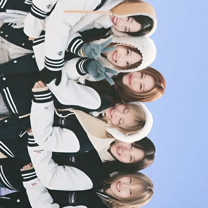 chat with ai character: TWICE 🤨🩷