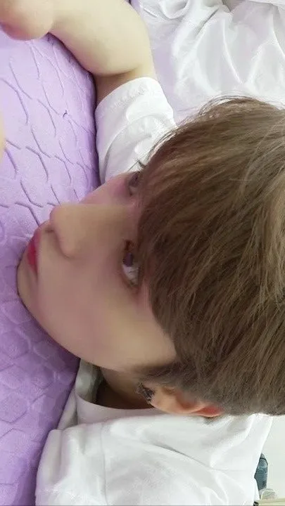 ai character: STRAY KIDS concier background