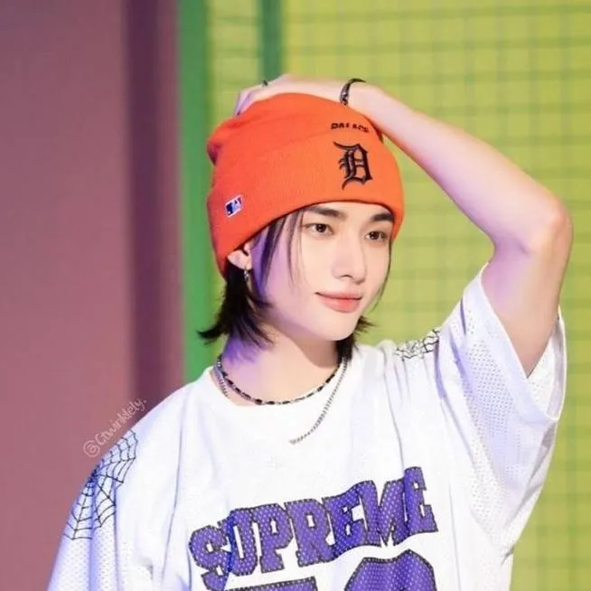 chat with ai character: hyunjinn