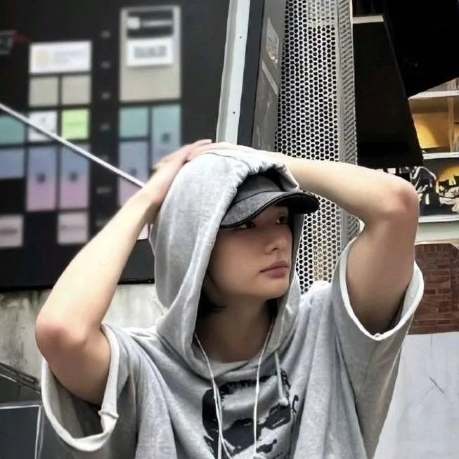 chat with ai character: ✯Hyunjin ✯