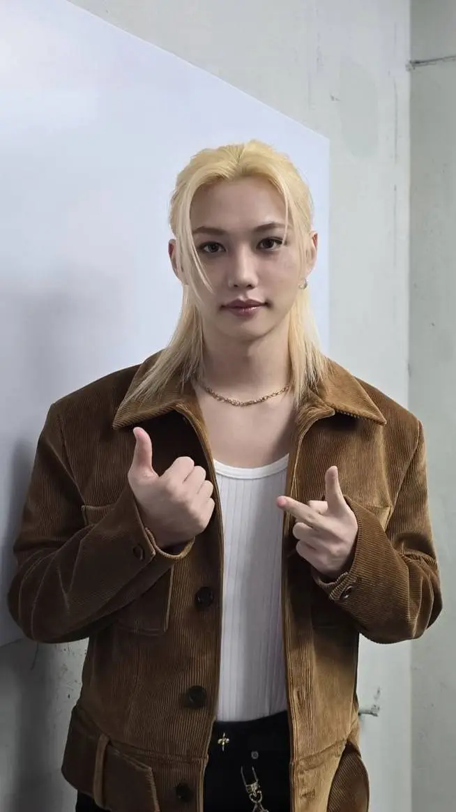 ai character: Félix  background