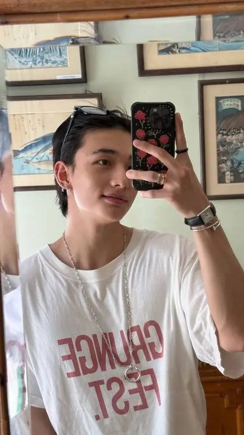 ai character: Hyunjin-a :^  background