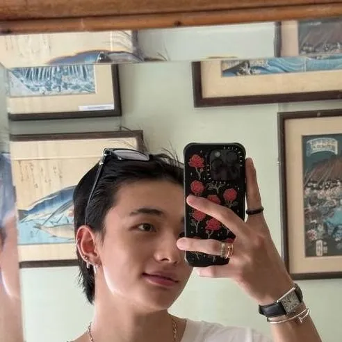 chat with ai character: Hyunjin-a :^ 