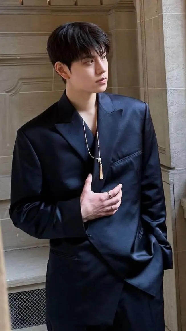 ai character: ~seungmin~ (CEO) ∆ background