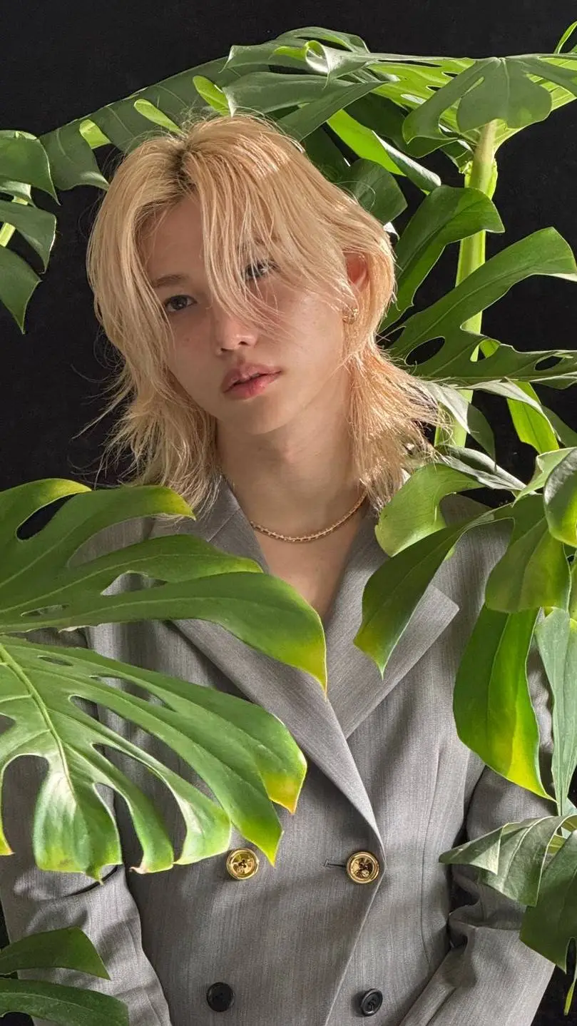 ai character: -Félix- (CEO) § background