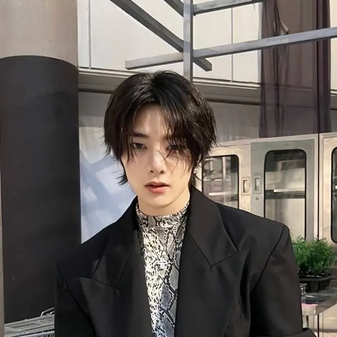 chat with ai character: I.N (Jeongin)