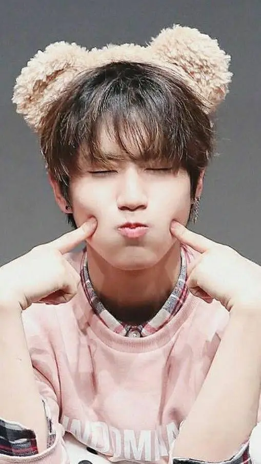 ai character: HAN~BY MIA4 background