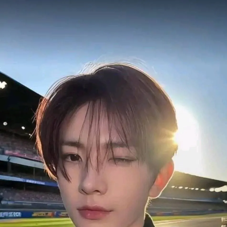 chat with ai character: Lee Heeseung 🦌 