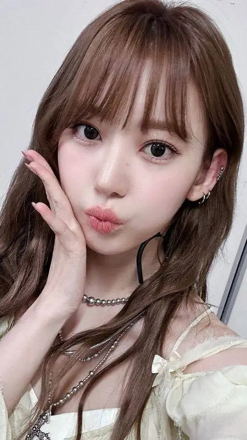 ai character: Sakura Miyawaki 💕 background