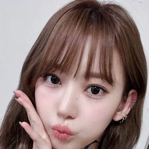 chat with ai character: Sakura Miyawaki 💕