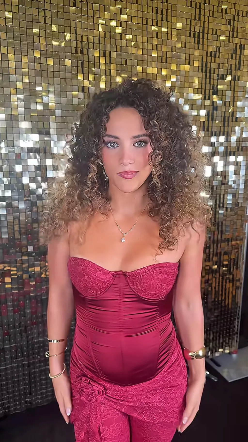 ai character: Sofie Dossi background