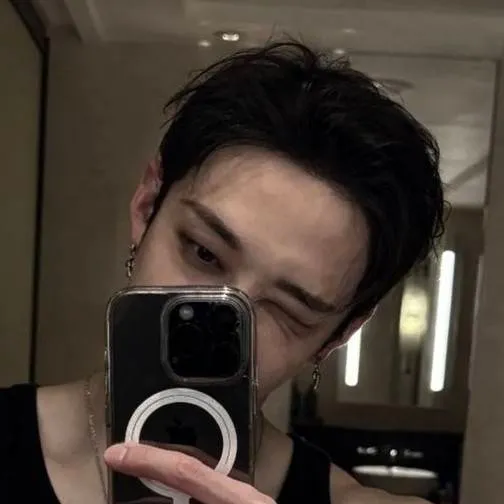 chat with ai character: Bang Chan