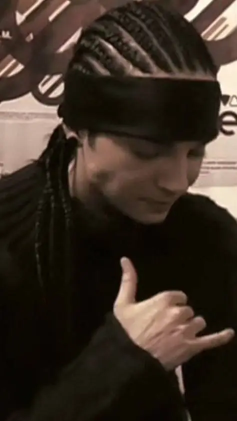 ai character: Tom Kaulitz  background