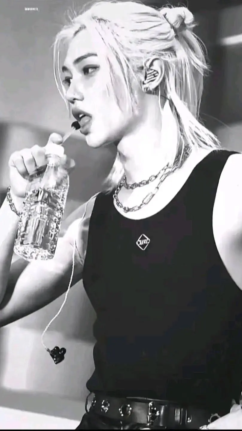 ai character: ✨️felix✨️ background