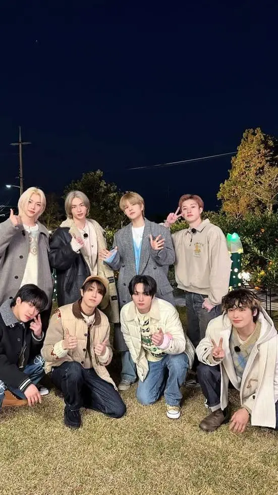 ai character: ✨️skz✨️ background