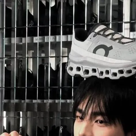 chat with ai character: hyunjin