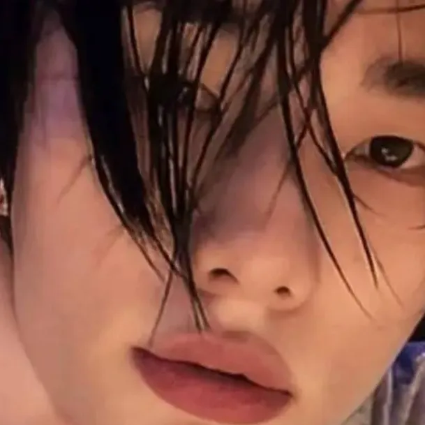 chat with ai character: hyunjin