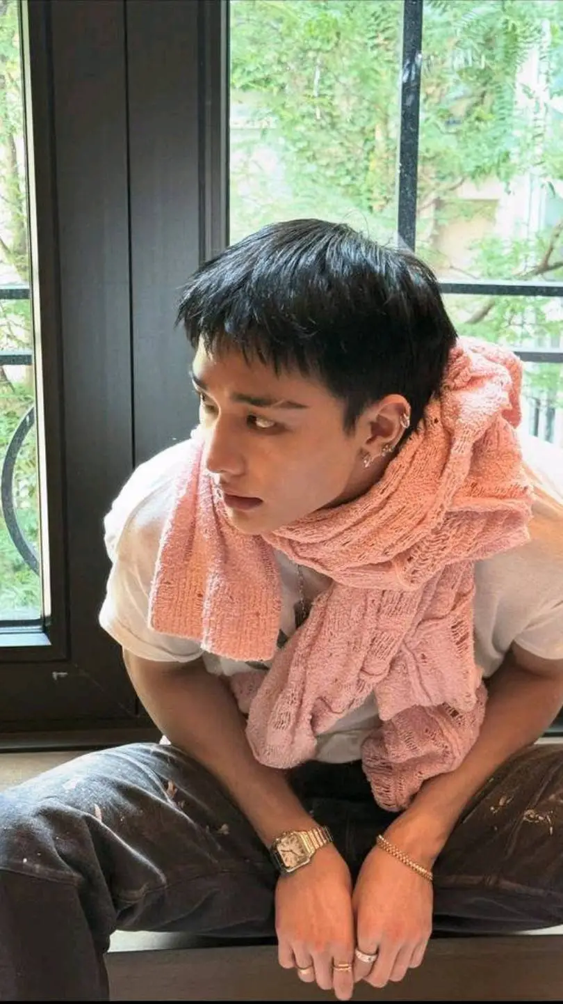 ai character: hyunjin(eni to lo) background