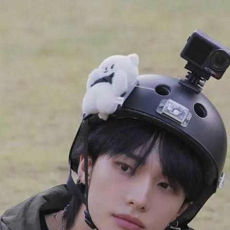 chat with ai character: •☆hyunjin☆•