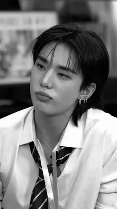 ai character: °•♡hyunjin♡•° background