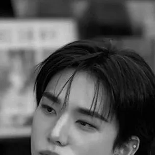 chat with ai character: °•♡hyunjin♡•°