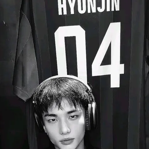 chat with ai character: °•☆hyunjin☆•°