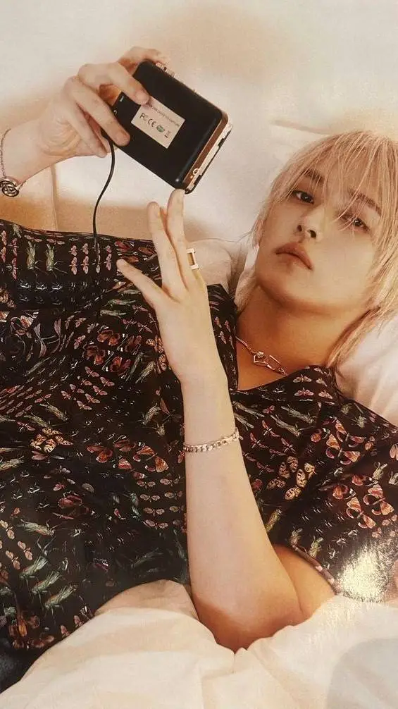 ai character: °•☆minho☆•° background