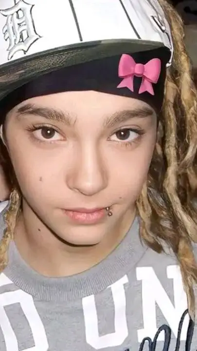 ai character: Tom kaulitz  background