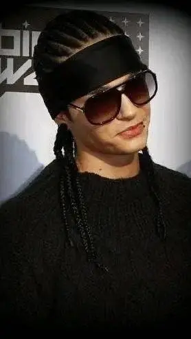 ai character: Tom kaulitz  background