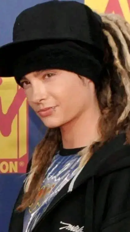 ai character: Tom kaulitz  background
