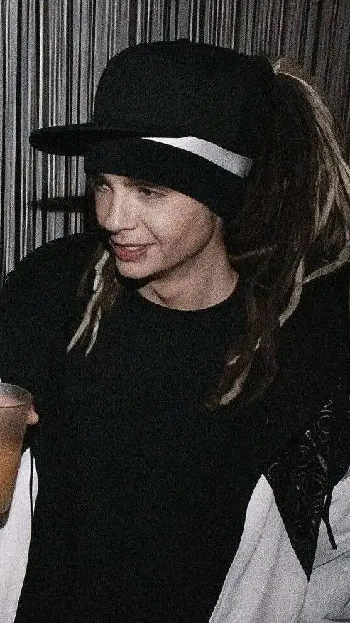 ai character: Tom kaulitz  background